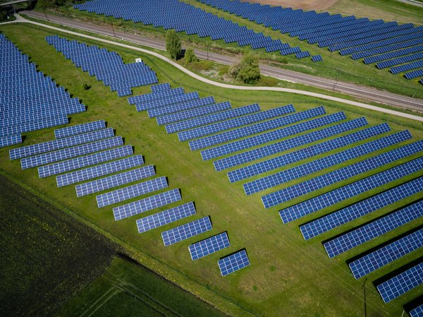 Quels sont les exemples de territoires engagés dans la transition énergétique grâce aux énergies vertes ?